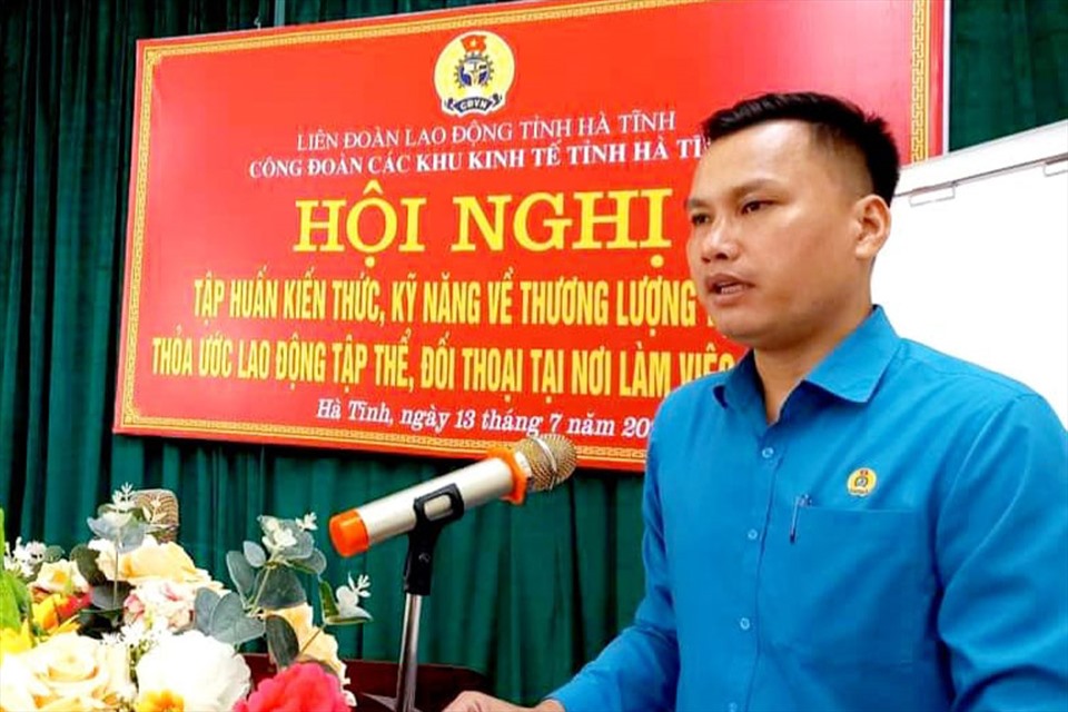 Ông Nguyễn Đức Thạch - Chủ tịch Công đoàn các KKT tỉnh Hà Tĩnh kết luận buổi tập huấn. Ảnh: CĐ.
