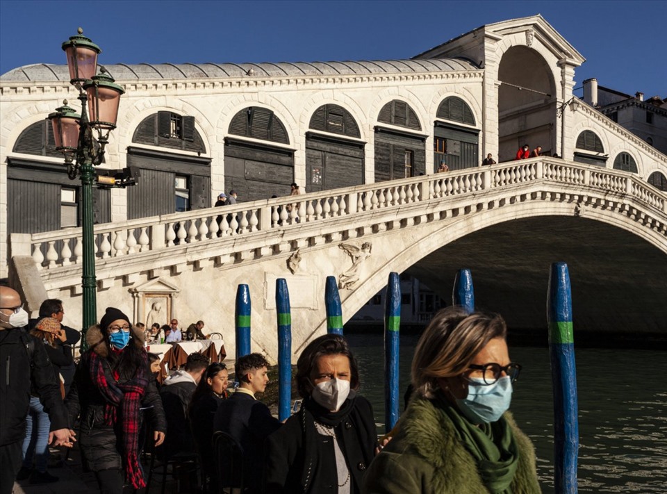 Italy vẫn khuyến cáo người dân và du khách đeo khẩu trang ở những không gian trong nhà lớn và đám đông tại các sự kiện ngoài trời. Ảnh: AFP