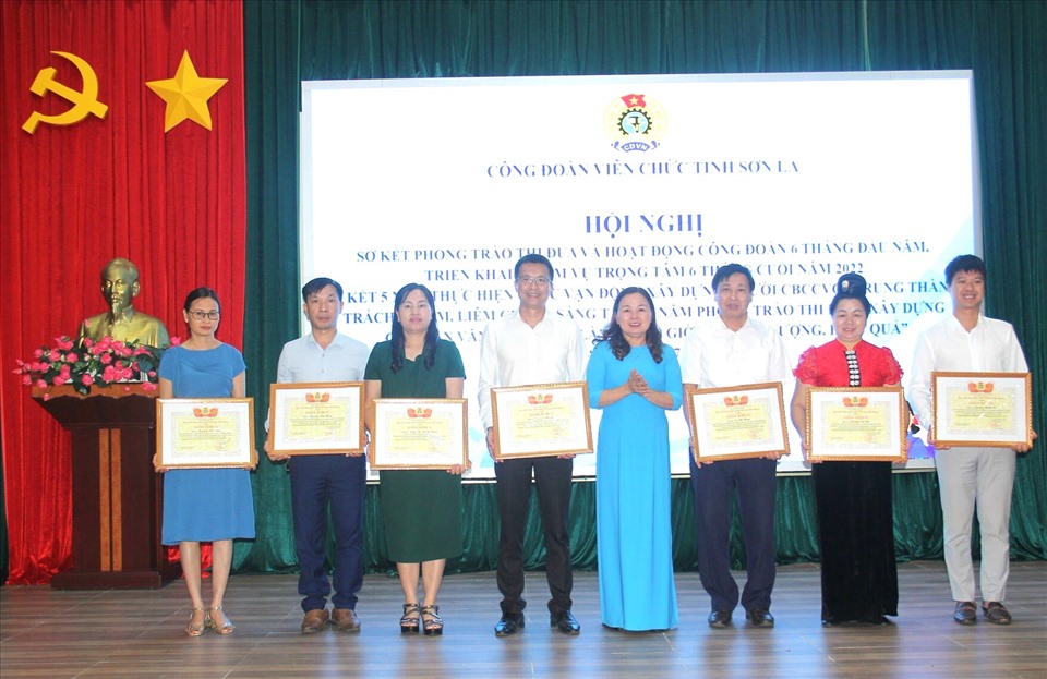 Giang Kim Phượng – Chủ tịch CĐVC tỉnh trao tặng giấy khen cho các cá nhân tiêu biểu trong phong trào thi đua và thực hiện cuộc vận động