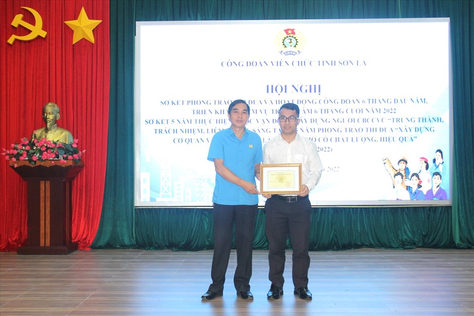 Ông Lường Minh Xuấn trao giải Ba cuộc thi “Công chức viên chức, lao động viết về công tác dân tộc tôn giáo”.