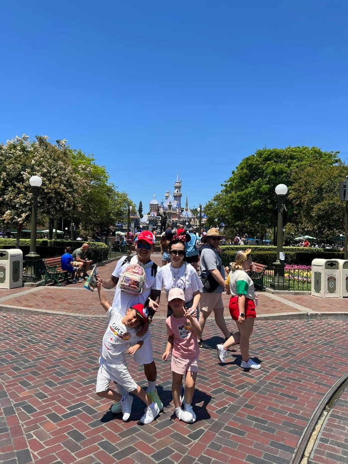 Gia đình ca sĩ Tuấn Hưng tận hưởng chuyến nghỉ hè tại Mỹ cùng nhau. Ảnh: NVCC