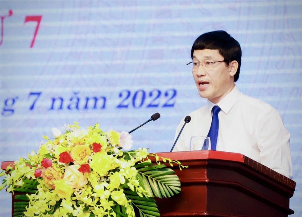 Chánh Văn phòng Đoàn ĐBQH - HĐND tỉnh Nghệ An Bùi Duy Sơn trình bày dự thảo Nghị quyết về thực hiện nhiệm vụ 6 tháng cuối năm 2022. Ảnh: MK