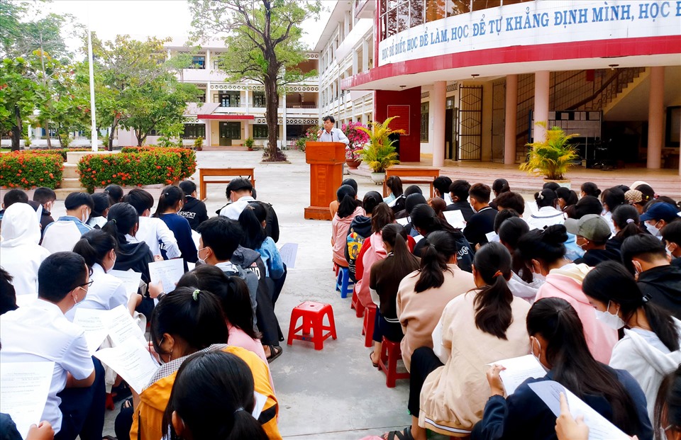 Nhà trường tư vấn cho các em học sinh lớp 10 Trường THPT Lê Hồng Phong  chọn nhóm môn học trước khi đăng ký.