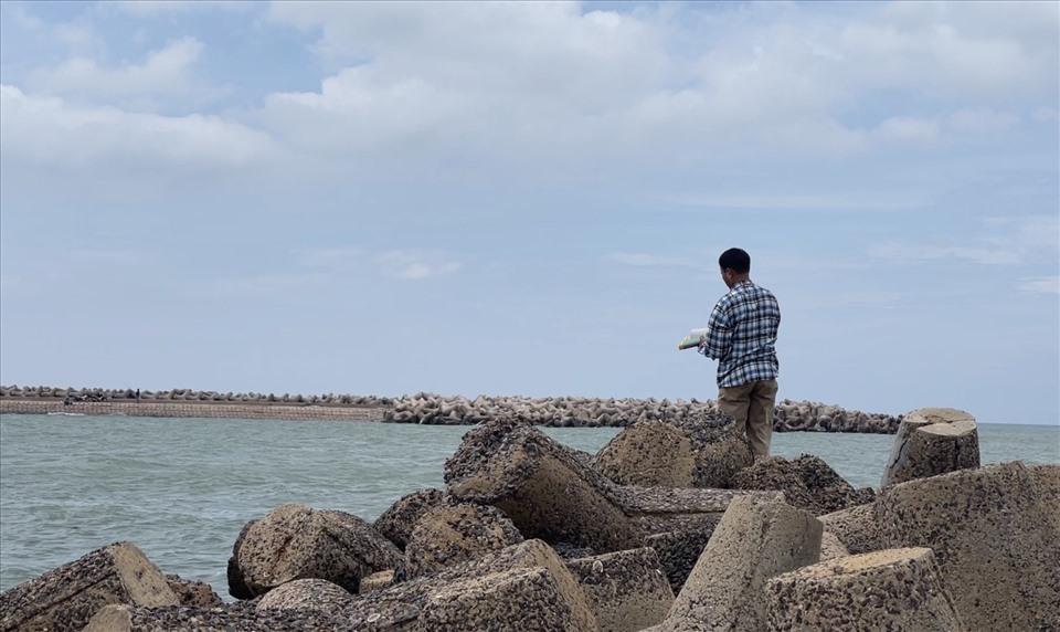 Một người thân đứng ở đầu cửa cảng Phan Thiết trưa 14.7. Ảnh: DT