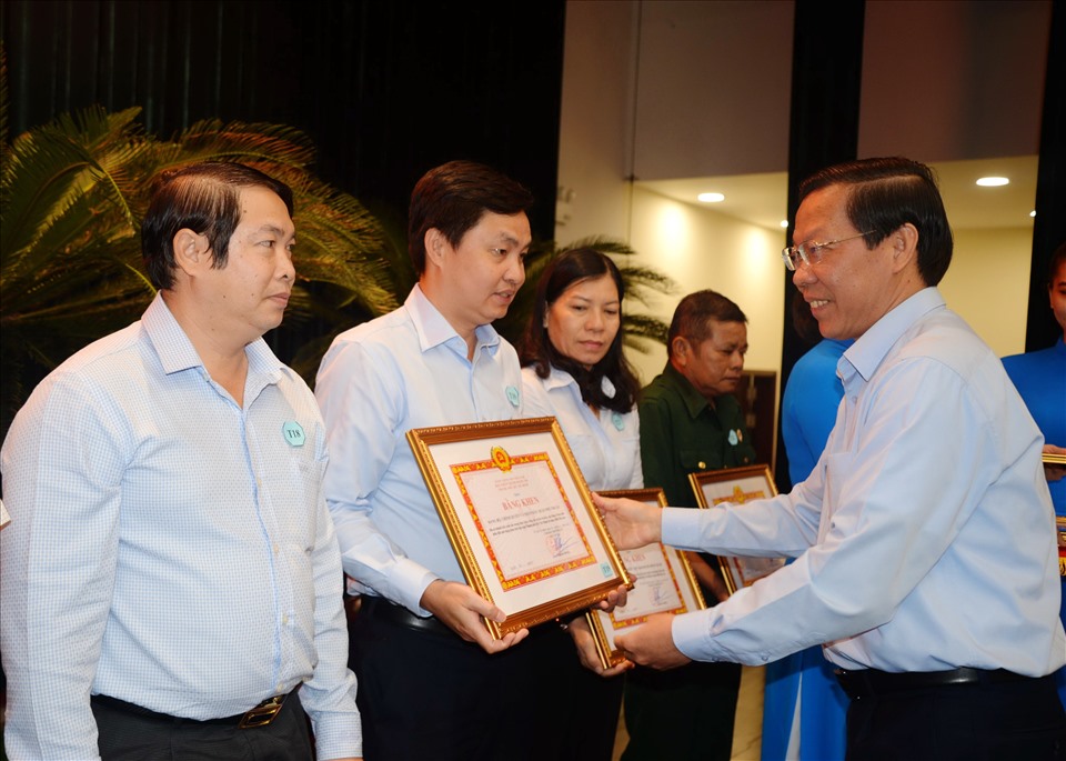 Chủ tịch UBND TPHCM Phan Văn Mãi tặng bằng khen cho các tập thể làm tốt công tác hiến đất mở rộng hẻm.  Ảnh: M.Q