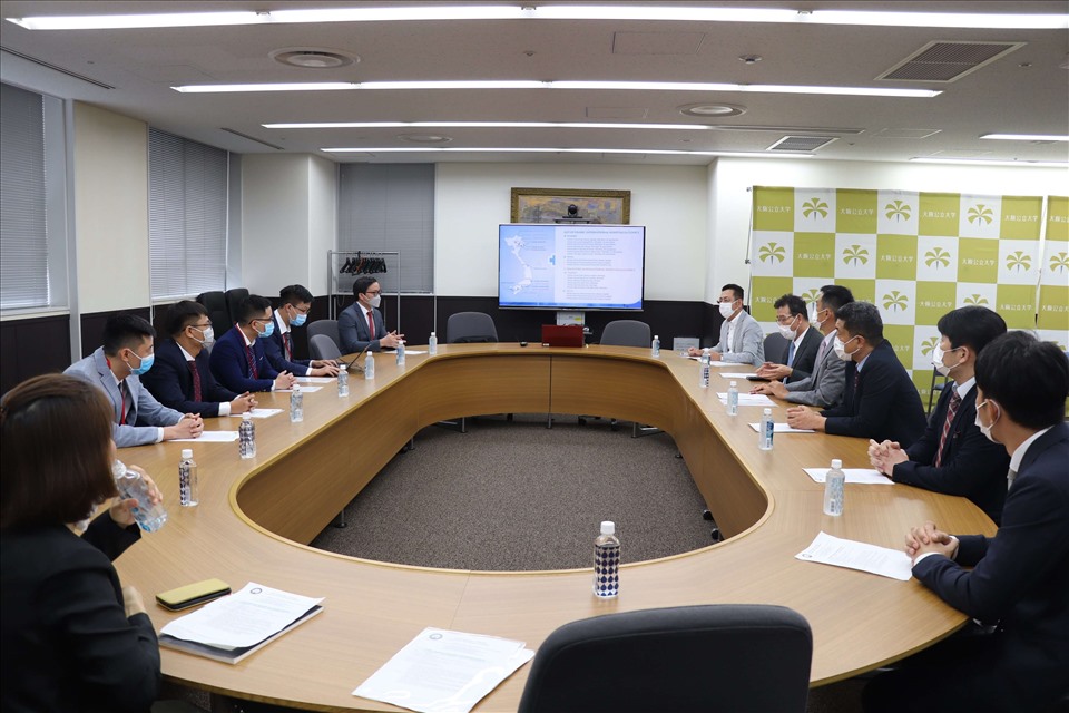 Ngay sau lễ khai trương, hai bên đã tổ chức một cuộc họp để trao đổi cụ thể về chương trình hoạt động của Lab với sự tham gia của GS Norifumi Kawada - Hiệu trưởng Trường Đại học và Sau đại học Y khoa, kiêm Chủ nhiệm Khoa Gan mật (OMU).