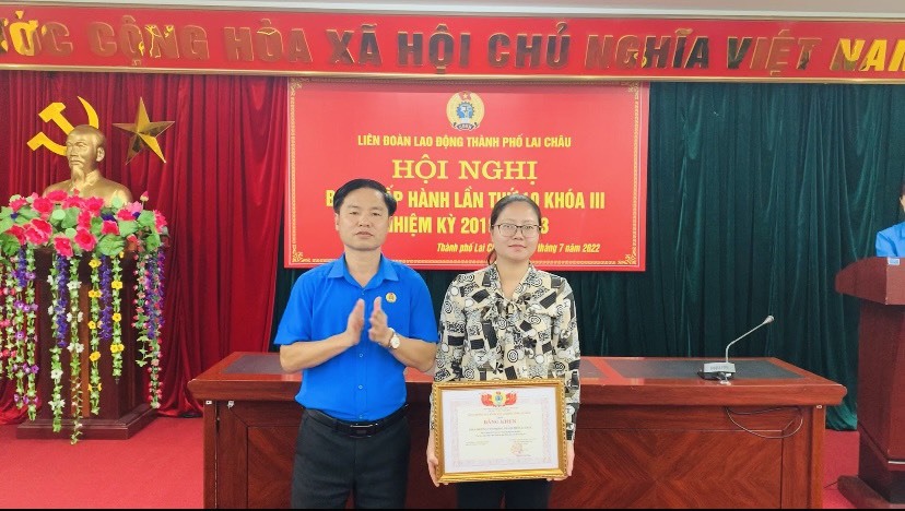 Ông Hoàng Văn Trinh - Phó Chủ tịch LĐLĐ tỉnh tặng Bằng khen của LĐLĐ tỉnh cho đoàn viên, CCVCLĐ có thành tích trong phong trào thi đua “Cán bộ công chức, viên chức thi đua thực hiện văn hóa công sở giai đoàn 2019-2025“.