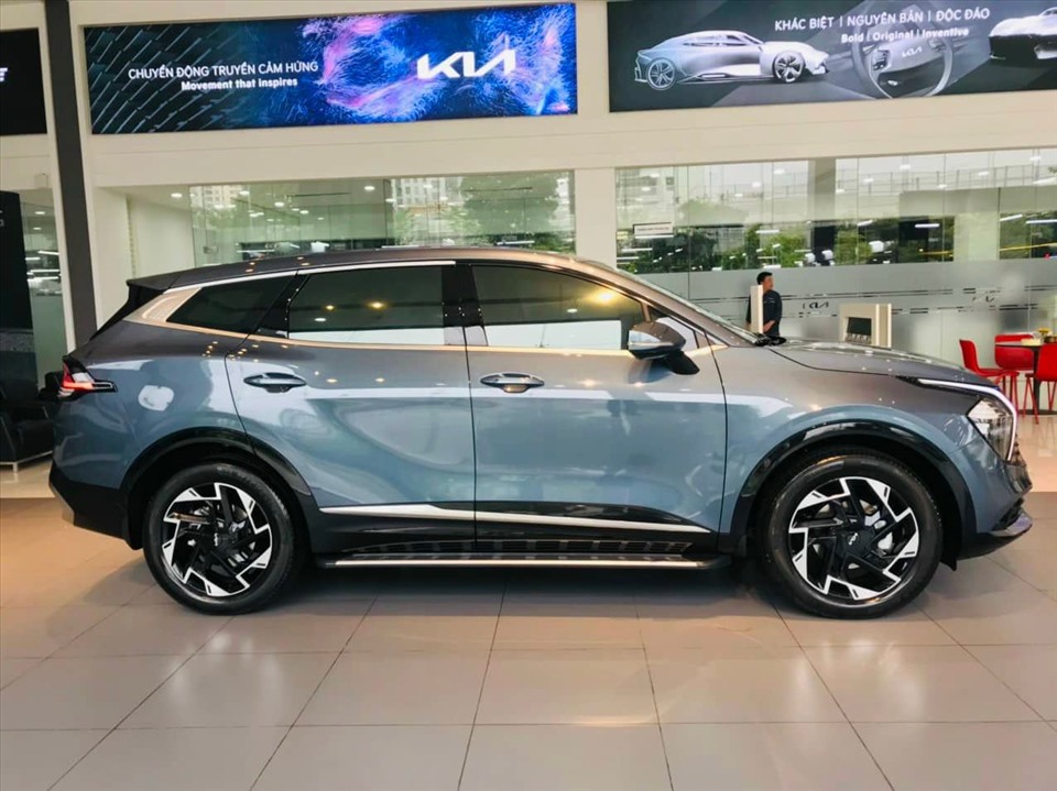 Những đường gân nổi được nhấn nhá ở khắp khu vực thân xe giúp KIA Sportage 2022 trở nên thể thao hơn và nóc xe được hạ thấp về phía sau kết hợp bộ lazang 19 inch giúp chiếc xe trở nên thể thao hơn.