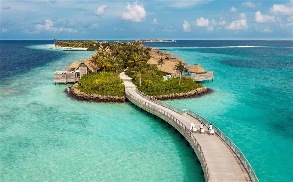 Waldorf Astoria Maldives Ithaafushi, Maldives đứng thứ ba với 99,11 điểm. Khu nghỉ dưỡng này cách sân bay quốc tế tại Malé khoảng 45 phút đi thuyền. Khu nghỉ như thiên đường mùa hè với làn nước biển trong xanh, bể bơi riêng, quản gia 24/7. Ảnh: Waldorf Astoria Maldives Ithaafushi