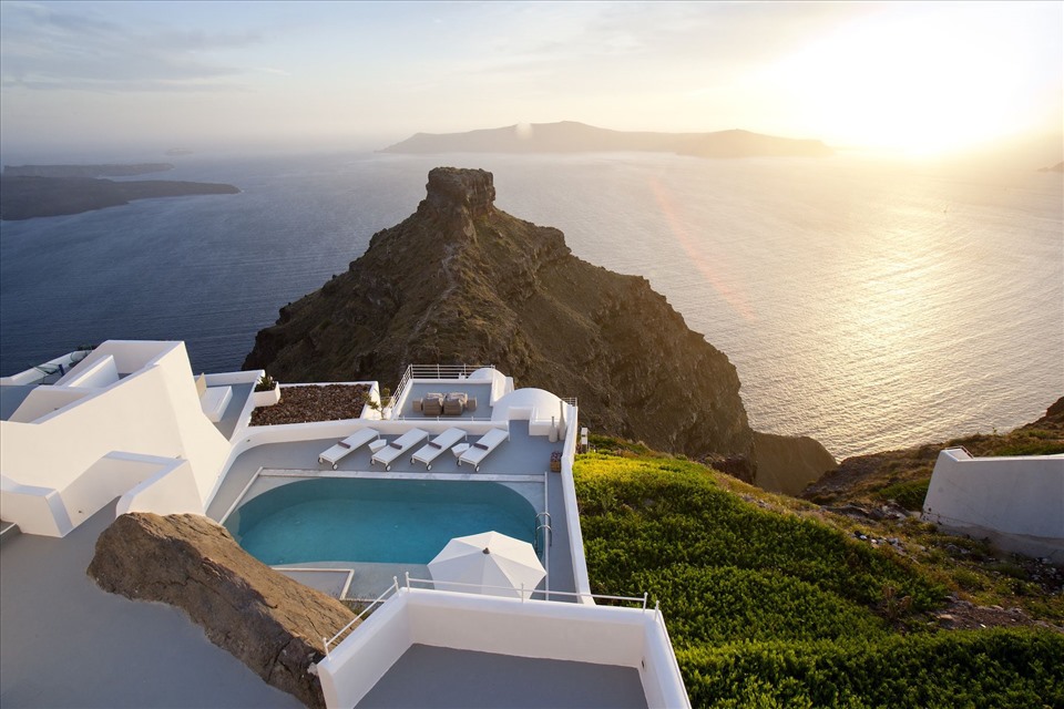 Grace Hotel, Auberge Resorts Collection ở Santorini, Hy Lạp đứng thứ 3 với 99,22 điểm. Nằm ở phía yên tĩnh hơn của Santorini, khách sạn 20 phòng này là nơi đi trốn lý tưởng cho những du khách muốn tránh xa đám đông. Nơi này cũng có kiến trúc màu trắng đặc trưng, với view ngắm bình minh và hoàng hôn đẹp từ bể bơi vô cực trên vách đá. Ảnh: Grace Hotel