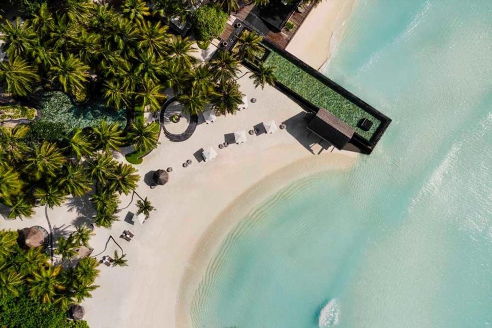 One&Only Reethi Rah ở phía bắc đảo Malé Atoll, Maldives đứng thứ 5 với 98,93 điểm. Resort này có những căn villa nổi trên mặt biển, bể bơi vô cực phía trước và một villa trên bãi biển cát trắng. Ảnh: One&Only