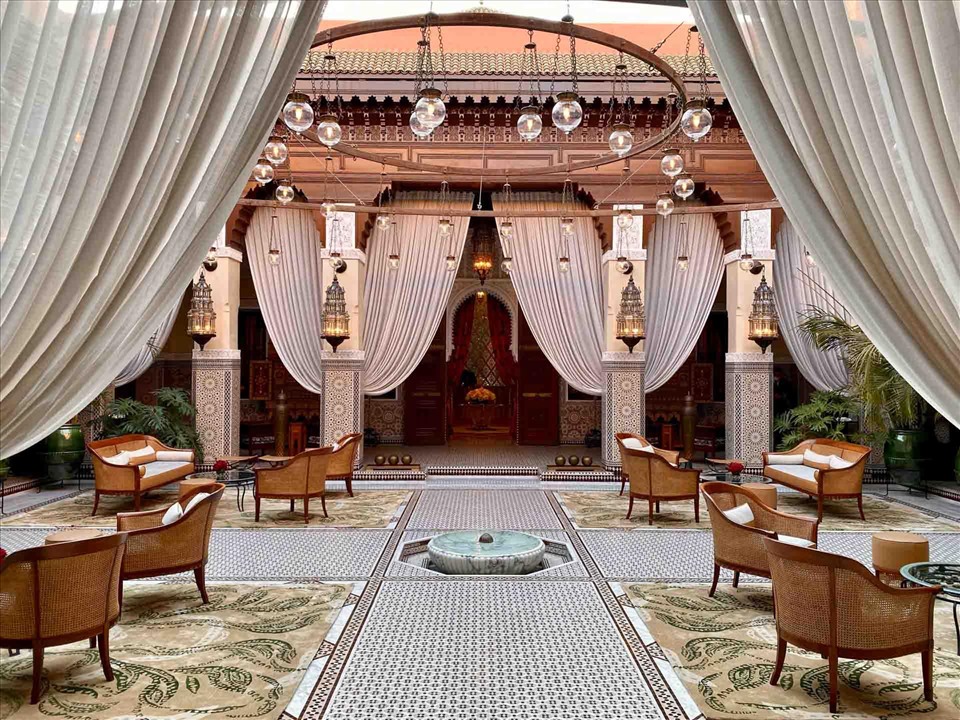 Cũng ở vị trí thứ 5 là khách sạn Royal Mansour Marrakech, Morocco với 98,93 điểm. Khách sạn này như một thành phố cổ thu nhỏ trong những bức tường cao, với 12 căn nhà truyền thống riad mang thiết kế đặc trưng. Nội thất có đồ gỗ do nghệ nhân tạo tác, những tấm thảm dày trải trong khuôn viên hay tường lát gạch mosaic. Điểm nhấn của khách sạn là bể bơi rộng ngoài trời, vườn cây và nhà hàng đạt sao Michelin. Ảnh: Royal Mansour Marrakech