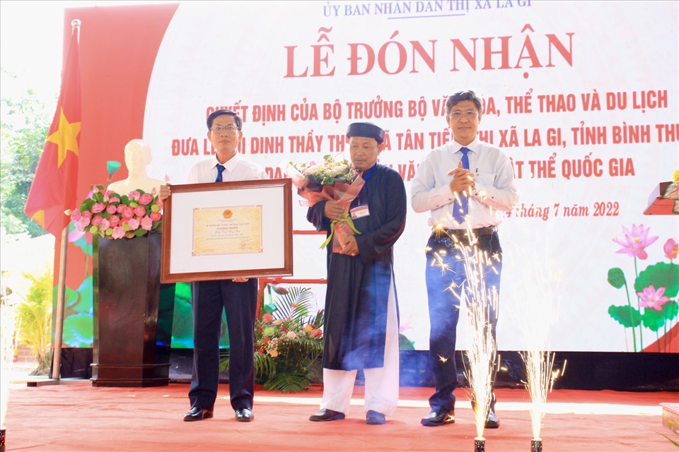 Phó Chủ tịch UBND tỉnh trao quyết định của Bộ trưởng Bộ VHTT&DL đưa Lễ hội Dinh Thầy Thím vào danh mục Di sản văn hóa phi vật thể quốc gia cho thị xã La Gi. Ảnh: DT