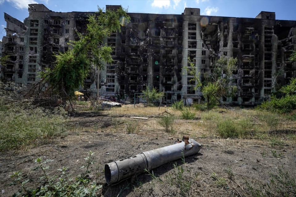 Một mảnh tên lửa gần tòa nhà dân cư bị hư hại ở Sievierodonetsk, miền đông Ukraina, vùng lãnh thổ hiện nằm dưới sự kiểm soát của Nga. Ảnh: AFP