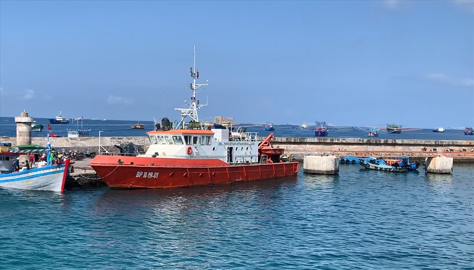 Một tàu cứu nạn của Bộ đội Biên Phòng neo đậu tại Cảng Phú Quý. Ảnh: DT