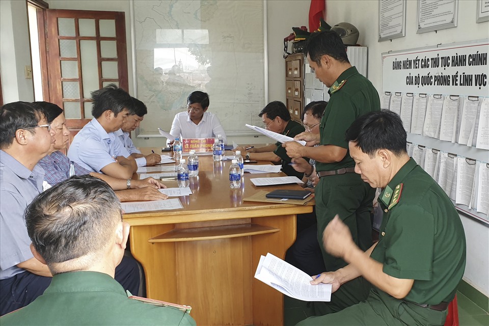 Chủ tịch UBND tỉnh Bình Thuận làm việc với các lực lượng chức năng của tỉnh về công tác tìm kiếm tàu cá mất liên lạc. Ảnh: CH