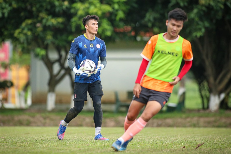 Thủ môn Bùi Tiến Dũng tích cực tập luyện trong màu áo TPHCM. Anh cùng Phạm Văn Cường đang cạnh tranh suất bắt chính với thủ môn số 1 của đội chủ sân Thống Nhất là Thanh Thắng.