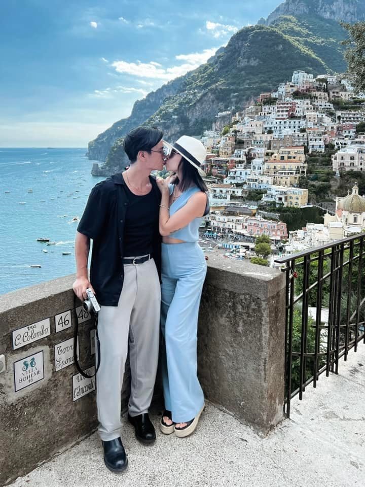 Cả hai khoe ảnh tình tứ tại Positano - đô thị xinh đẹp và nổi tiếng của Italy.