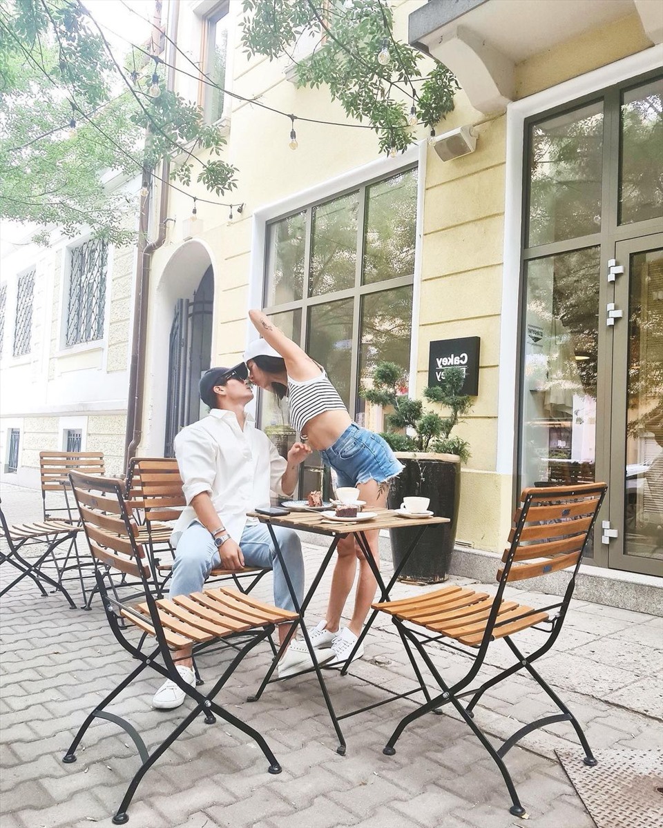 Cặp đôi khoe ảnh nụ hôn lãng mạn ở Bulgaria.