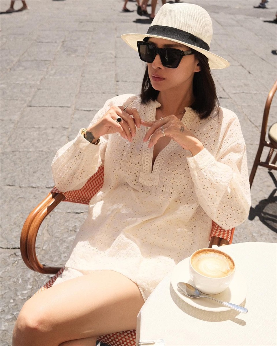 Thư giãn với một tách cà phê dưới ánh nắng mặt trời ở Amalfi - đô thị thuộc tỉnh Salerno trong vùng Campania của Ý