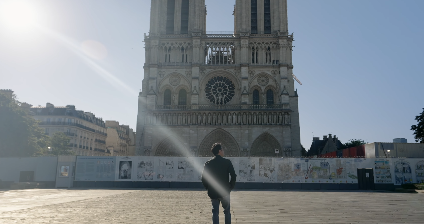 Khởi đầu hành trình, Quang Vinh đến với Nhà thờ Đức Bà - biểu tượng của Paris. Năm 2019, nơi này đã bị hỏa hoạn nên phải đóng cửa để tu sửa, du khách chỉ có thể ngắm nhìn từ bên ngoài.