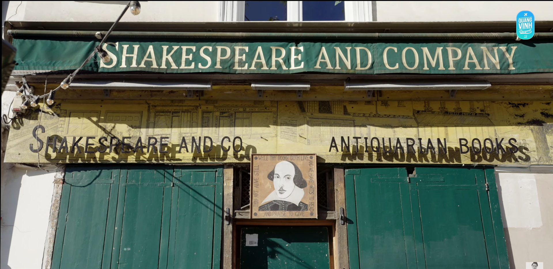 Điểm dừng chân thứ 2 của Quang Vinh là Nhà sách Shakespeare and Company - một trong 4 nhà sách nổi tiếng nhất trên thế giới. Nơi đây nằm cách vị trí của Nhà thờ Đức Bà không xa nên du khách chỉ cần đi bộ tham quan.