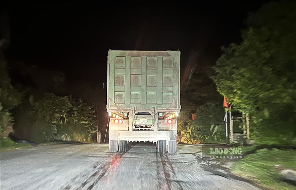 Trên tuyến Quốc lộ 2C (đoạn Tuyên Quang - Vĩnh Phúc) vẫn xuất hiện xe quá tải, dấu hiệu cơi nới hoạt động nhất là về ban đêm.