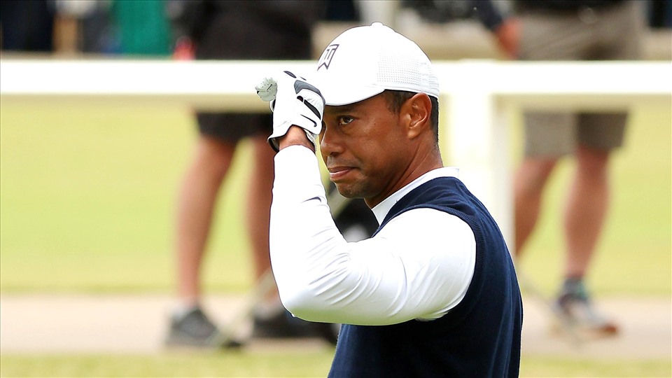 Huyền thoại Tiger Woods rất khó để qua cắt loại với +6 gậy. Ảnh: The Open