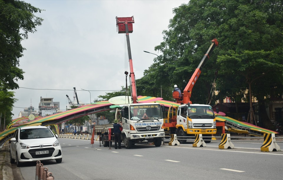 Một chiếc cổng chào khác trên đường Lê Lợi (TP.Thái Bình) cũng đã bị xe tải đâm đổ gục vào ngày 27.5. Ảnh: T.D