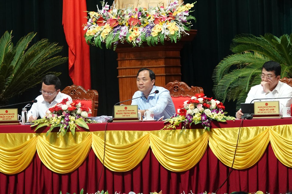 Ông Hoàng Trung Dũng - Bí thư tỉnh ủy, Chủ tịch HĐND tỉnh Hà Tĩnh (ở giữa) chỉ đạo về vấn đề nhà ở xã hội. Ảnh: Trần Tuấn.