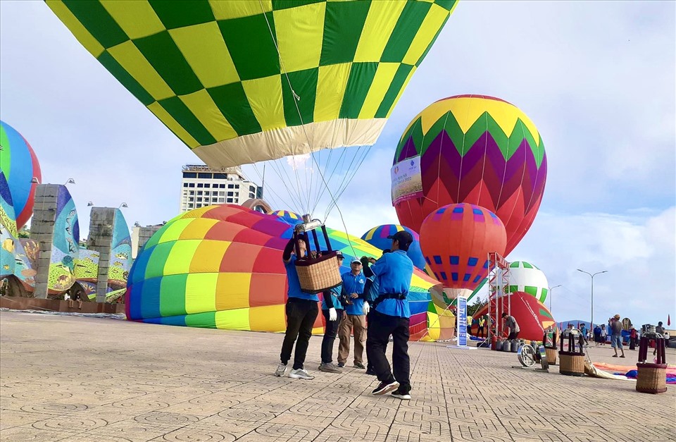Khinh khí cầu được treo ở độ cao từ 20 đến 40 mét giúp người dân dễ quan sát, chiêm ngưỡng. Ảnh: MK