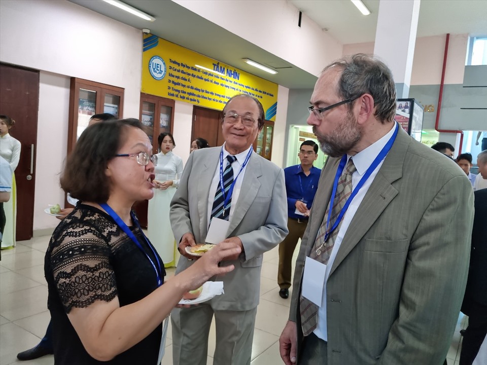 Đại diện Tổng cục Thủy sản, Bộ Nông nghệp và phát triển nông thôn Việt Nam (trái) trao đổi với các đại biểu quốc tế tham gia hội thảo. Ảnh: Nam Dương