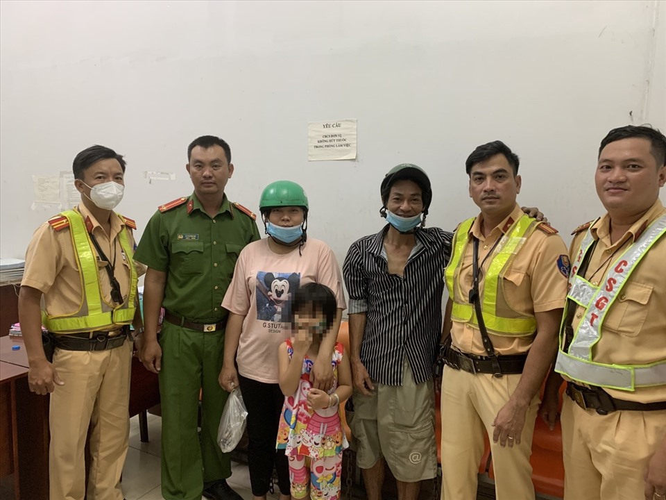 Tổ tuần tra Đội CSGT An Lạc cùng Công an xã Tân Kiên bàn giao cháu Quỳnh cho gia đình