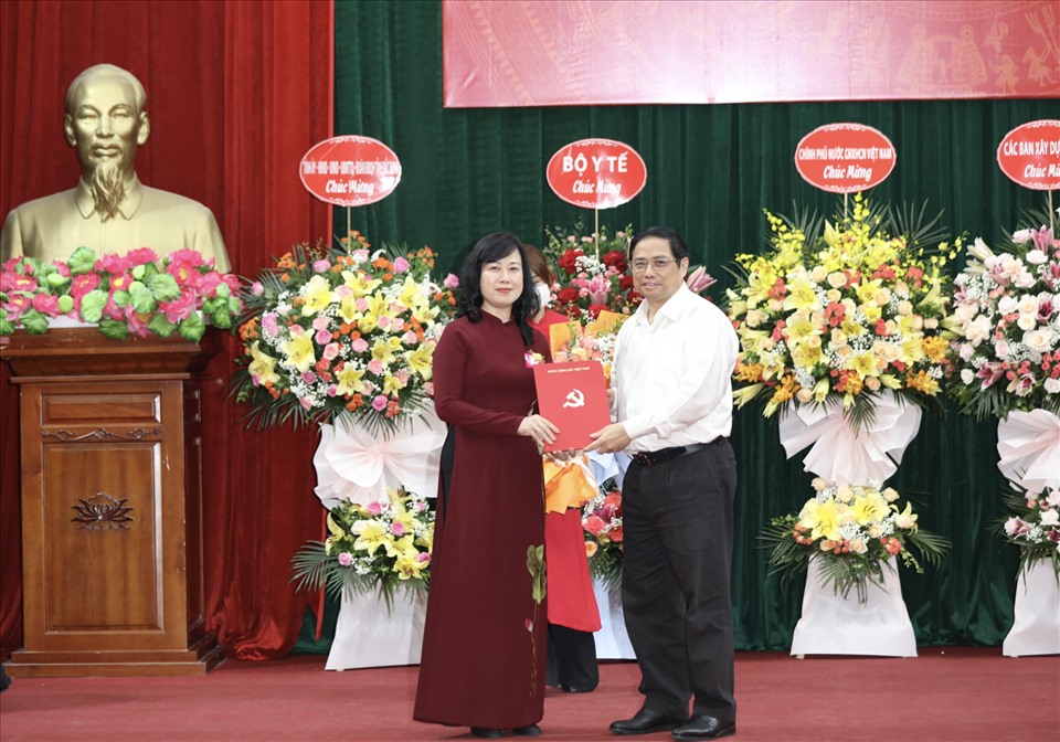 Thủ tướng Phạm Minh Chính trao quyết định Bí thư Ban Cán sự Đảng, Quyền Bộ trưởng Bộ Y tế. Ảnh: Hải Nguyễn