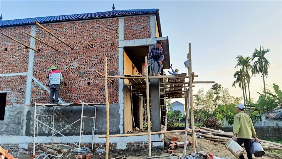 Thực tế hiện nay hầu hết công trình nhà ở của người dân Hà Tĩnh đều ưu tiên sử dụng gạch nung (còn gọi là gạch đỏ). Ảnh: Trần Tuấn.
