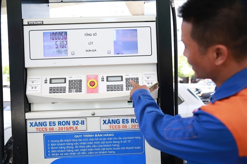 Giá xăng dầu được dự báo giảm mạnh. Ảnh: Hải Nguyễn