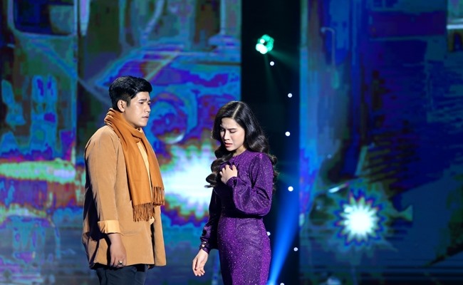Thái Hằng và Bùi Công Danh trên sân khấu “Người kể chuyện tình“. Ảnh: BTC.