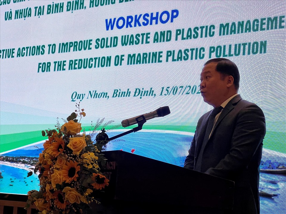 Ông Nguyễn Phi Long phát biểu tại Hội thảo về quản lý chất thải rắn và nhựa taị Bình Định