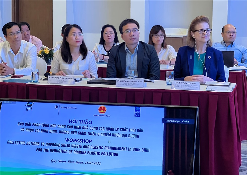 Trưởng Đai diện Thường trú UNDP Việt Nam Caitlin Wiesen (bên phải ảnh) cho rằng Bình Định hoàn toàn có thể trở thành một trong những địa phương tiên phong kiểm soát ô nhiễm môi trường biển