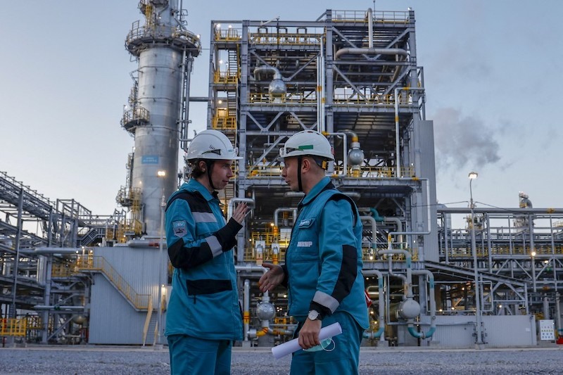 Công nhân tại tổ hợp hóa dầu ZapSibNeftekhim ở Tobolsk, Nga. Dầu thô của Nga đã được bán với mức chiết khấu từ 30 đến 40 USD/thùng so với giá dầu thô Brent. Ảnh: AFP