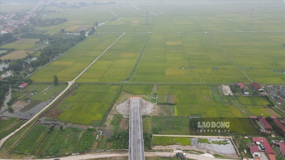 Phần đường dẫn từ cầu tới nút giao Bắc Phú khi hoàn tất sẽ tăng cường tính kết nối giữa tỉnh Bắc Giang và TP Hà Nội.
