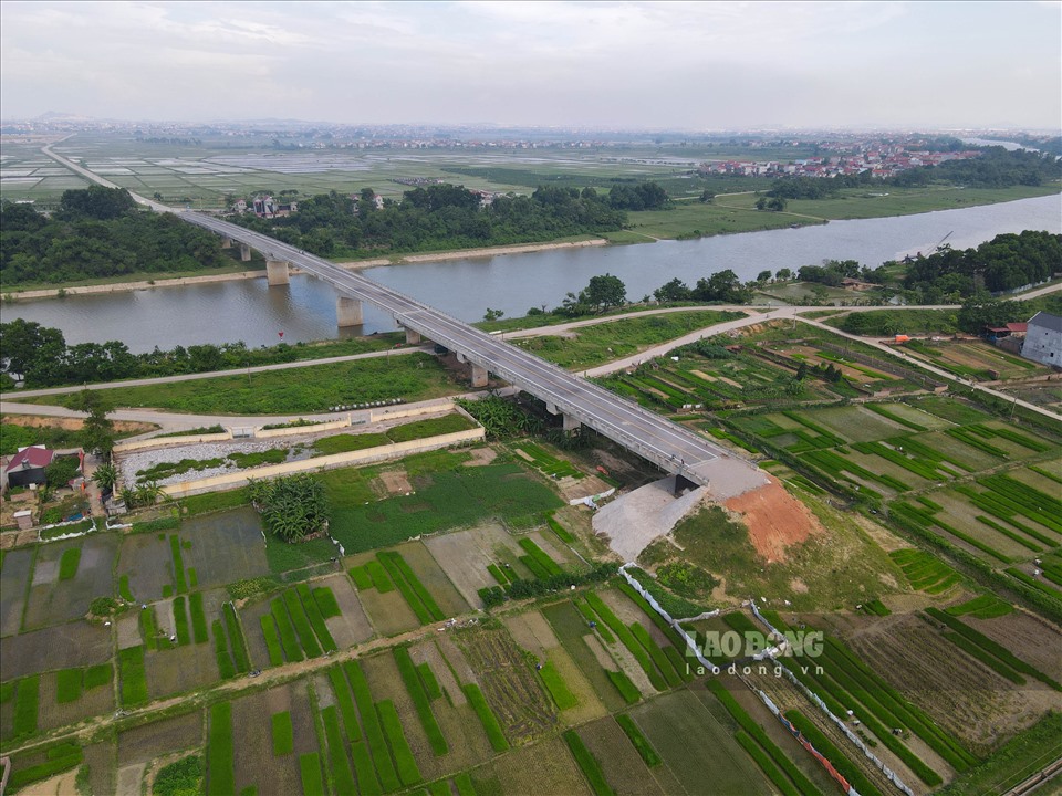 Cầu dài hơn 479 m, rộng 12 m, nối huyện Hiệp Hòa (Bắc Giang) và huyện Sóc Sơn (Hà Nội), hoàn tất xây dựng từ tháng 10.2020.