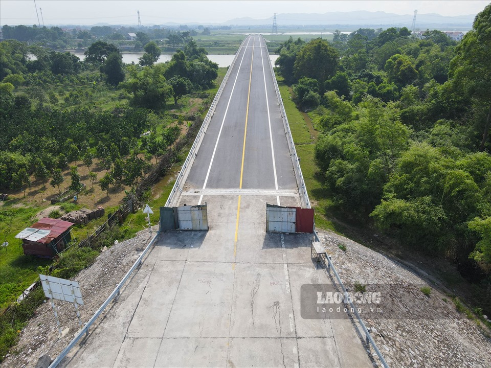 Cây cầu Xuân Cẩm -  có tổng mức đầu tư 110 tỷ đồng, nguồn kinh phí thực hiện dự án từ nguồn vốn trái phiếu Chính phủ và ngân sách tỉnh Bắc Giang.