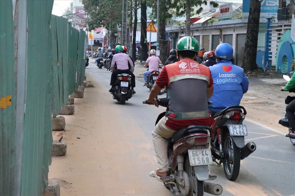 Một số đoạn tại đường Võ Văn Ngân bị rào chắn lại để thi công hệ thống thoát nước Ảnh: Việt Phong