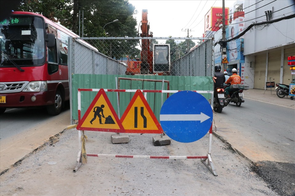 Rào chắn được đặt ngay chính giữa gây ra nhiều cản trở cho phương tiện  qua lại đoạn đường này Ảnh: Việt Phong.