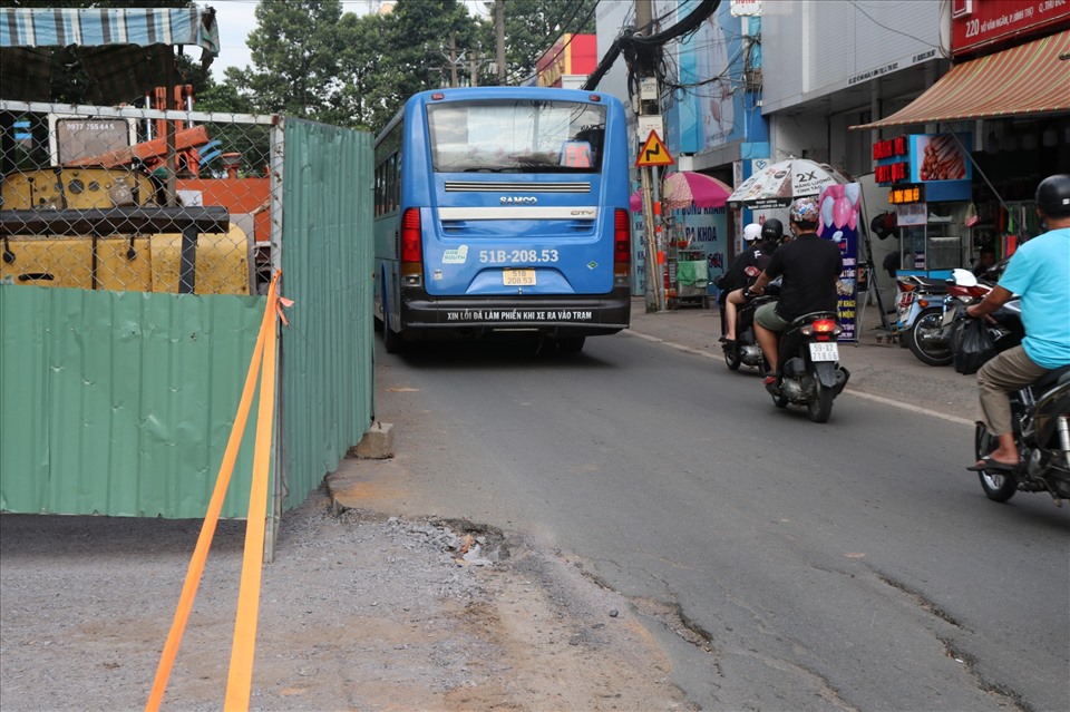 Đường Võ Văn Ngân thường xuyên có xe buýt chạy qua càng làm gia tăng tình trạng kẹt xe Ảnh: Việt Phong.