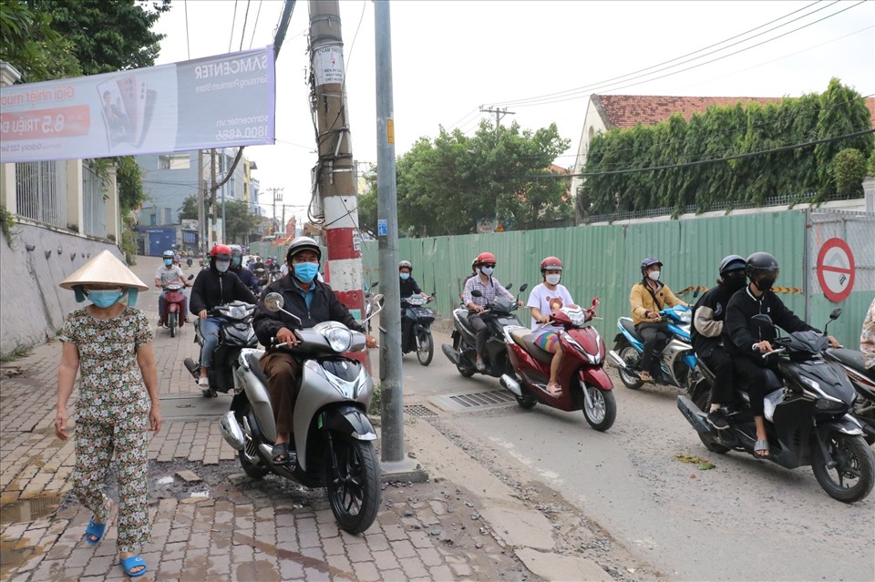 Nhiều người dân phải chạy trên vỉa hè để đi qua đoạn kẹt Ảnh: Việt Phong.