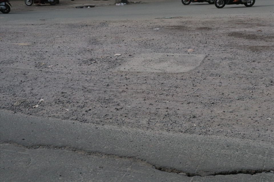 Mặt đường bị bong tróc, lồi lõm tiềm ẩn những nguy cơ về mất an toàn giao thông Ảnh: Việt Phong.