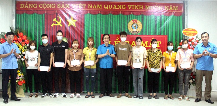 Lãnh đạo Liên đoàn Lao động tỉnh, Ban quản lý các Khu công nghiệp tỉnh, Công đoàn các Khu công nghiệp tỉnh trao quà cho đoàn viên, CNLĐ có hoàn cảnh khó khăn tại Công ty TNHH Điện tử BYD Việt Nam.