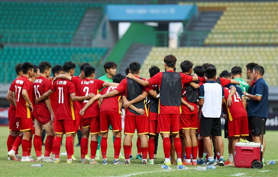 Hoà 1-1 sau 90 phút thi đấu chính thức, hai đội buộc phải phân định thắng thua ở loạt sút luân lưu 11m. U19 Việt Nam rất tự tin ở loạt sút cân não này, sau khi vượt qua những trở ngại về tâm lý.
